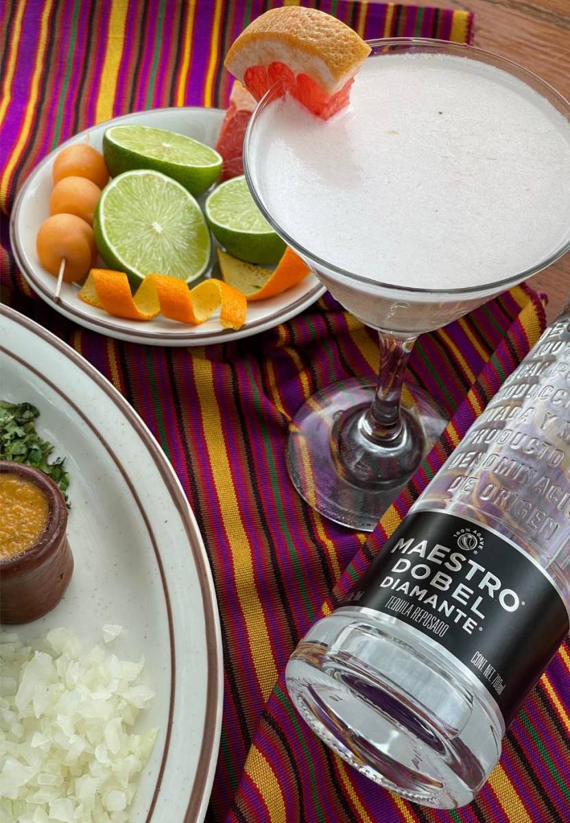 <i>Margará Coconut con Tequila MAESTRO DOBEL </i><b>- 1.5 oz. / 45 ml Tequila Maestro DOBEL </b><b>- 1.5 oz. / 45 ml Jugo de Toronja Rosa </b><b>- 1 oz. / 30 ml Crema de Coco </b><b>- 1 oz. / 20 ml Triple Sec </b><b>- 0.5 oz. / 15 ml Jugo de limón </b><b>Decoración: Rodajas de Toronjas </b>