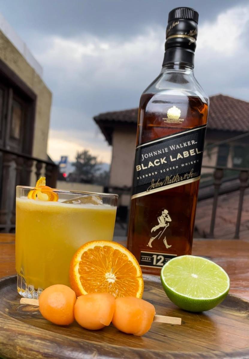 <i>The Walker Kiss con Johnnie Walker 12 años Black Label </i><b>-1.5 oz. / 45 ml Johnnie Walker Black Label </b><b>-1.5 oz. / 45 ml Jugo de Mandarina </b><b>-1 oz. / 30 ml Sirope de Maple </b><b>- 0.5 oz. / 15 ml Jugo de limón </b><b>Decoración: Twist de Mandarina </b>