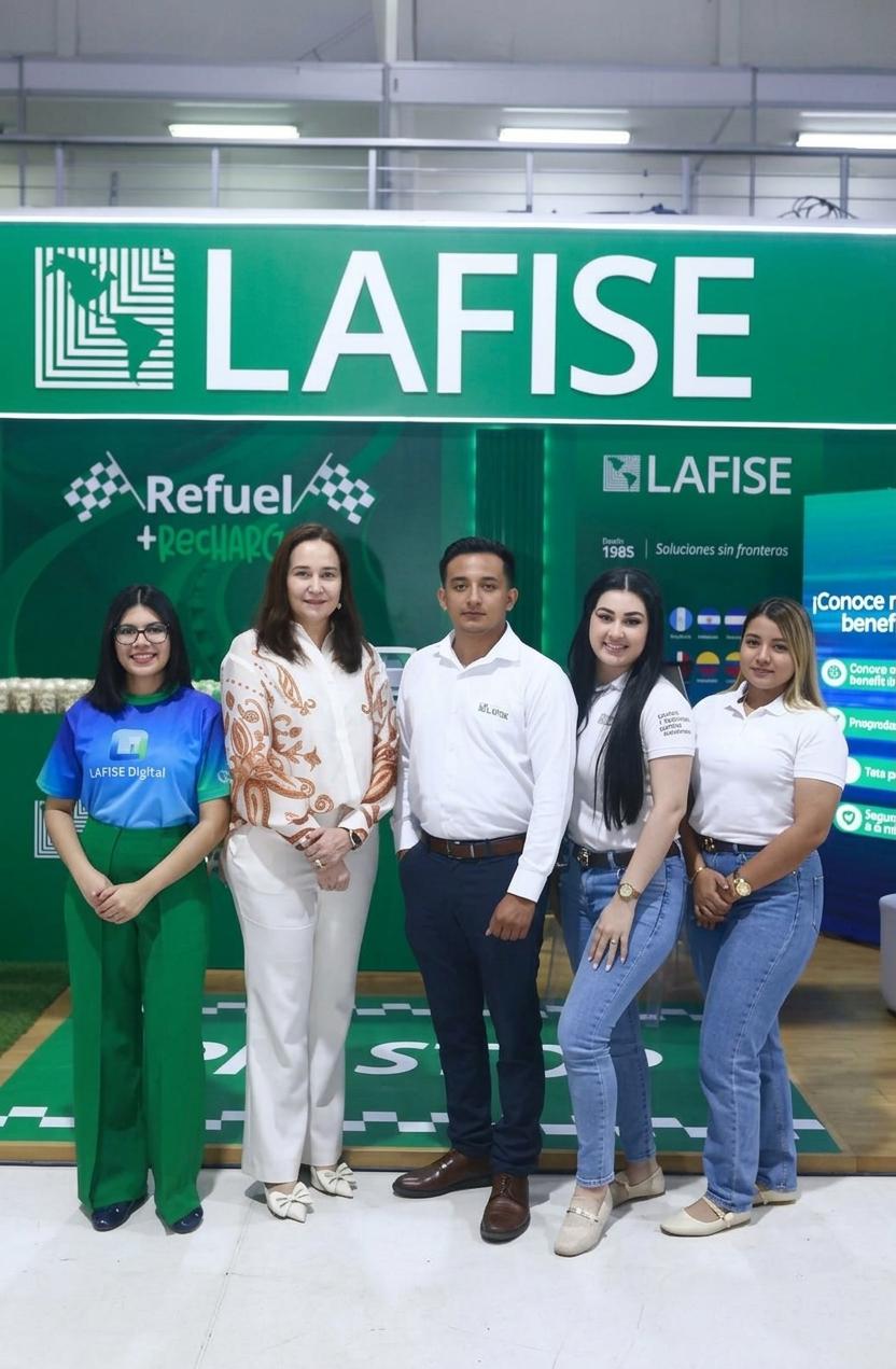 Edila Estrada, gerente de Banca de Personas de Banco LAFISE, en compañía del equipo que asistió a la Expo Móvil 2026 en Expocentro.