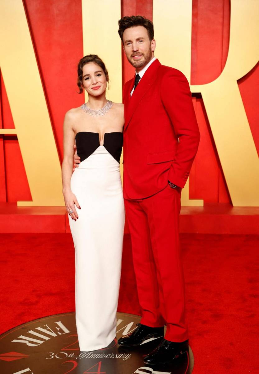 Alba Baptista y Chris Evans.