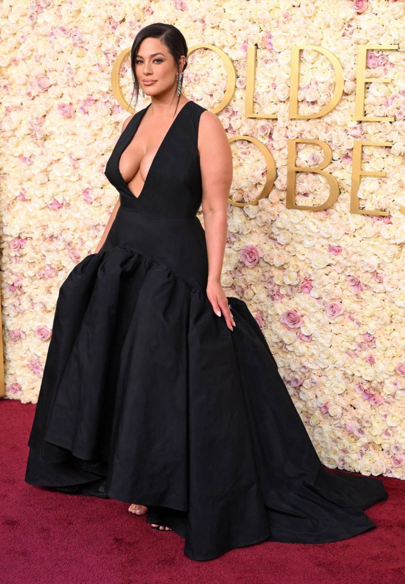 Ashley Graham destacó en los Golden Globes 2025 con un elegante vestido negro escotado de Bach Mai, complementado con zapatos de Gianvito Rossi. 