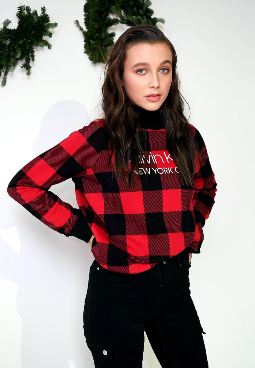Emma tenía tan solo 16 años cuando dio su primeros pasos hacia la fama. En mayo de 2017, publicó su primer video en YouTube titulado “City Inspired Summer Lookbook”. Con su estilo fresco y auténtico, Emma presentó una serie de outfits inspirados en la ciudad, dejando en evidencia su talento innato para armar atuendos con un toque personal. 