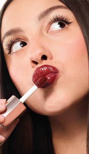 Cada día la ciencia avanza más, tanto en salud como en belleza, y hoy los labiales y brillos con ácido hialurónico se han convertido en las estrellas de tu neceser. No solo hidratan, reparan y suavizan, sino que también aportan un extra de volumen a tus labios. Te conquistarán al instante.