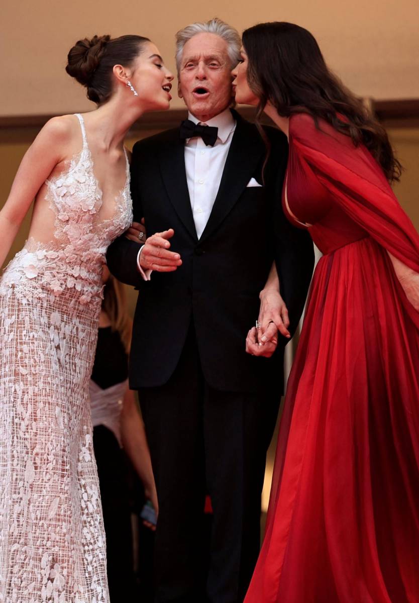 Un gesto cariñoso entre Michael Douglas, su hija Carys de 20 años y su esposa Catherine de 53. 