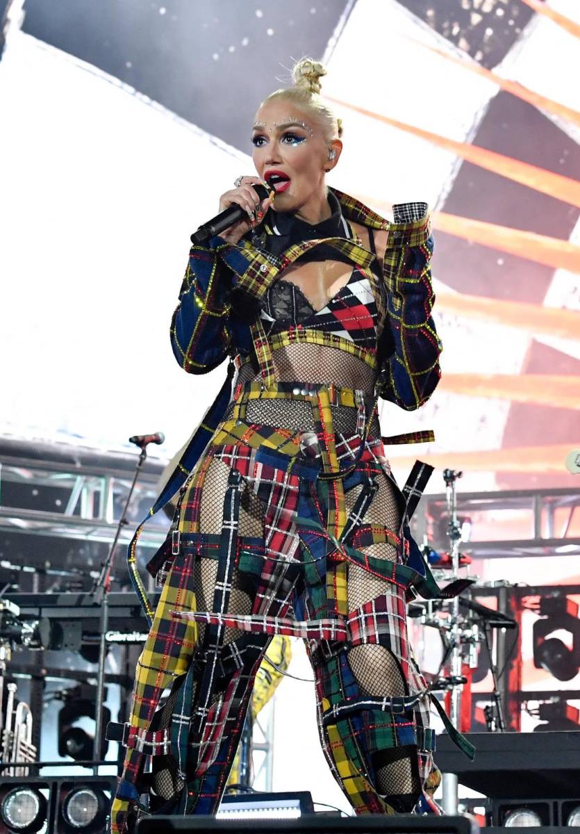 Gwen Stefani tuvo uno de los looks más arriesgados, de recortes con la clásica tela de cuadros, pero lució espectacular. 