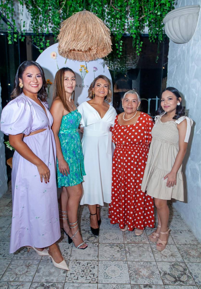 Satia Delgado, Sandra López, Dilcia Montiel Santos, Eva Montiel y Mia Delgado.