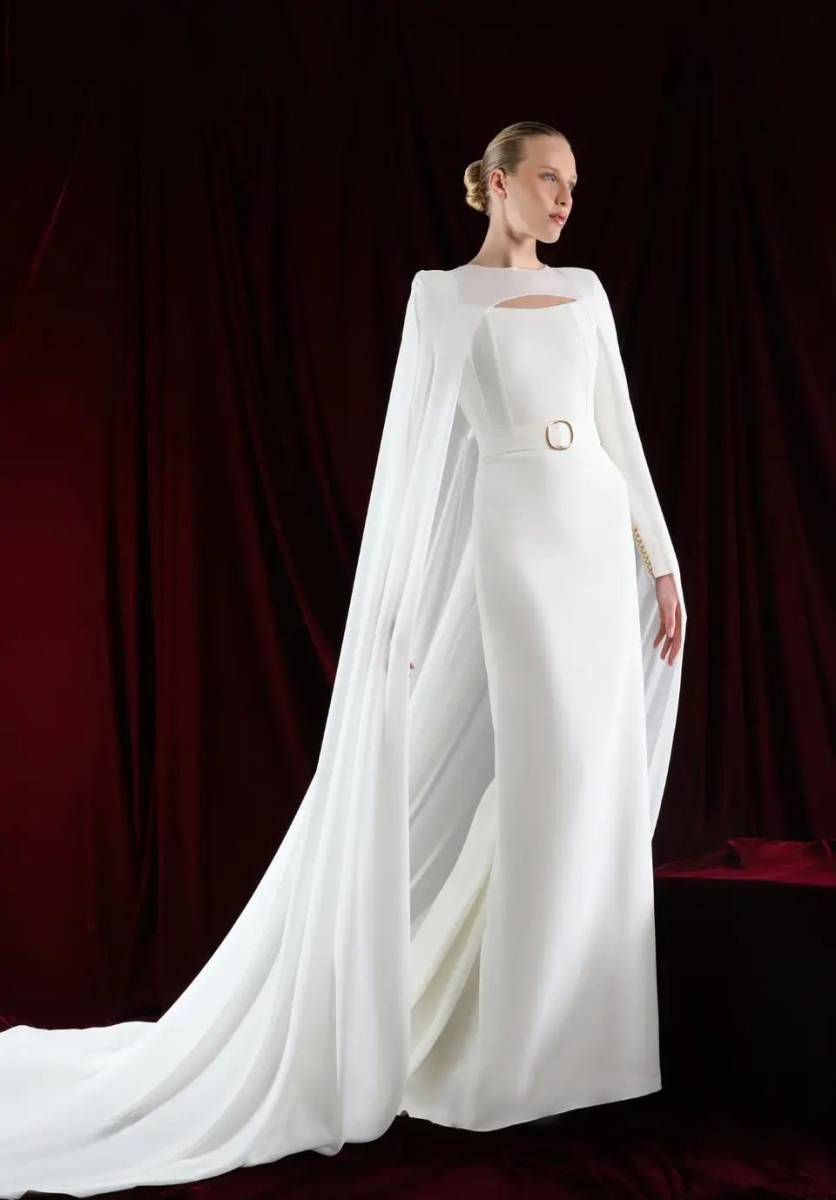 <b>Capas:</b> En 2024, las capas serán el complemento estrella del look nupcial. Hablamos de todo tipo de capas, desde las semitransparentes y minimalistas, y que son ideales para una ceremonia religiosa.