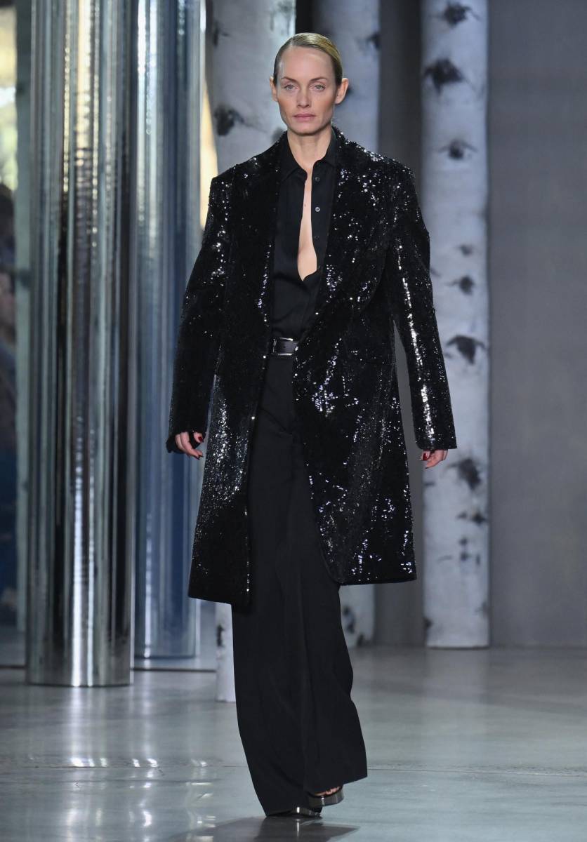 Las noches frías del otoño/invierno se revisten de glam con trenchs bordados en lentejuelas que aportan un toque audaz a los total looks en negro
