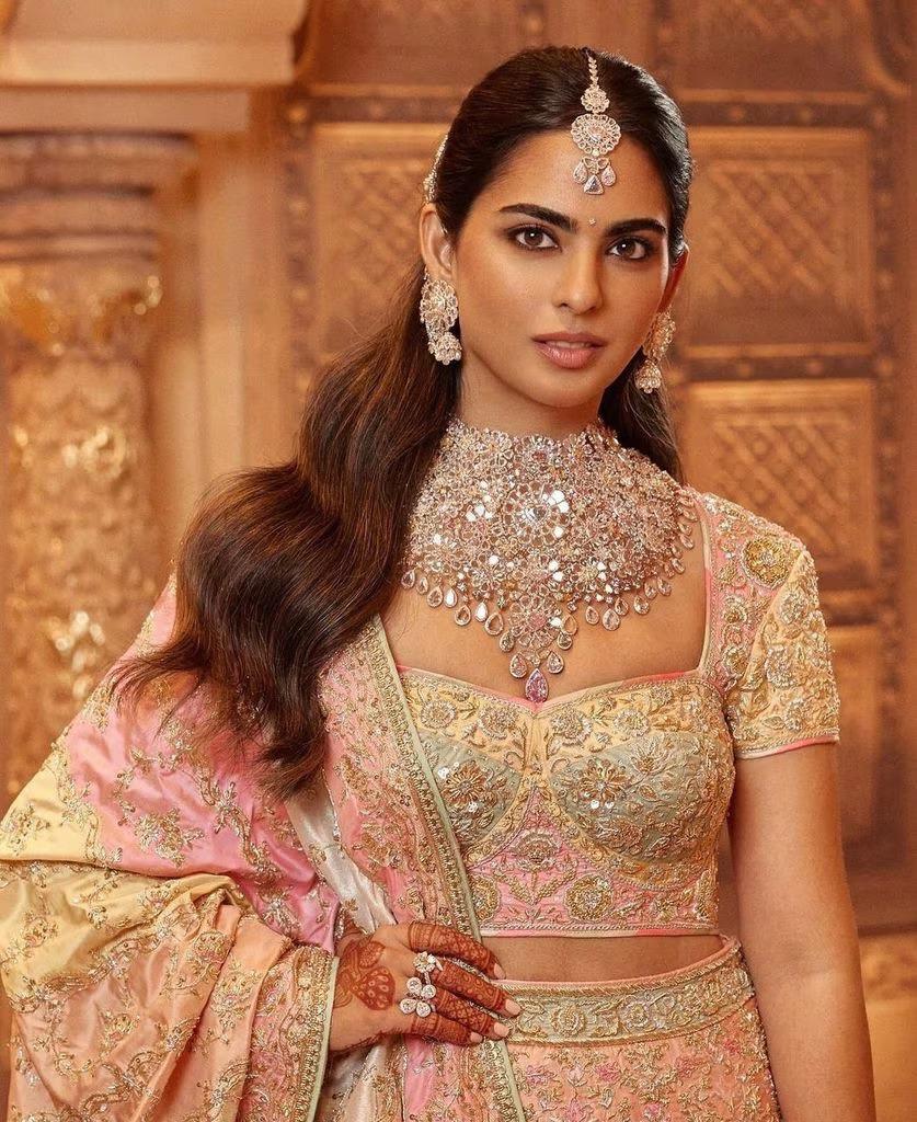 Isha Ambani, la hermana del novio, no se quedó atrás: utilizó grandes aretes, anillos y un impresionante collar XXL.