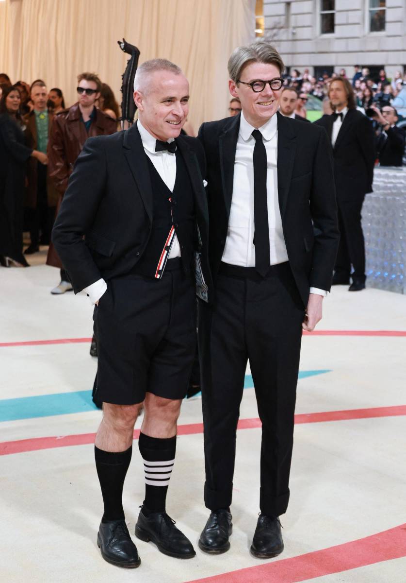 El diseñador Thom Browne y Andrew Bolton, comisario de la exposición de Lagerfeld y considerado el curador de moda más influyente del mundo