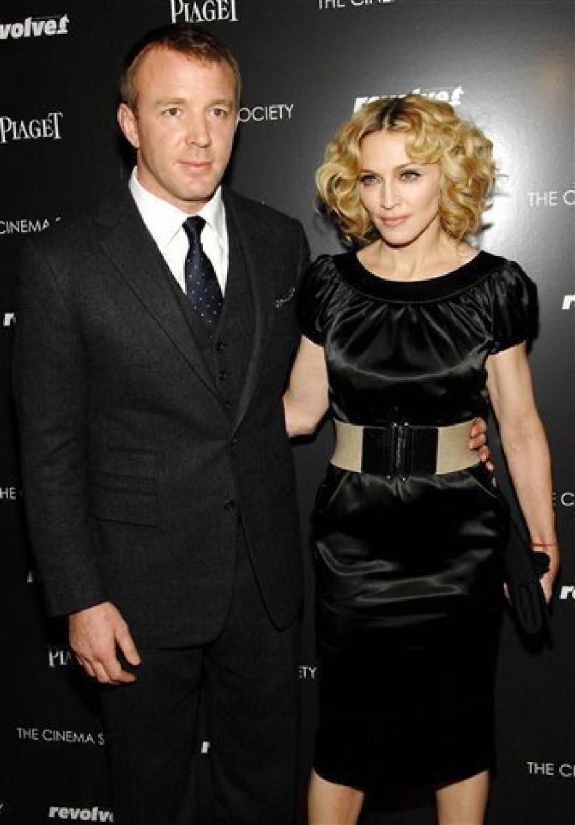 En el año 2000, Madonna se casó con el director de cine Guy Ritchie. Durante el tiempo que estuvieron juntos tuvieron un hijo y adoptaron otro. Se separaron en 2008 y el divorcio costó a la diva 92 millones de dólares, convirtiéndose en uno de los más caros de la historia. 