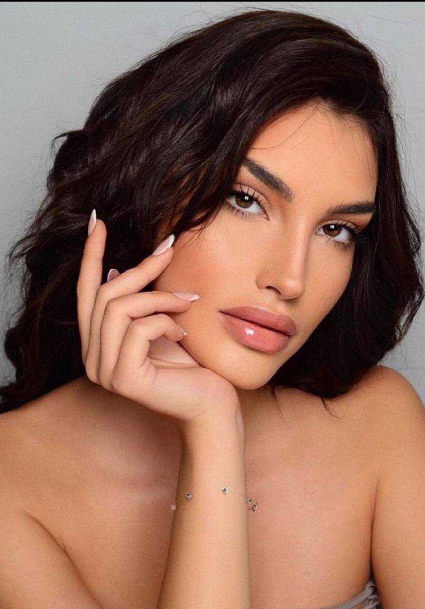 Christianna Katsieri, modelo de profesión, ya cuenta con experiencia en concursos internacionales, habiendo representado a Grecia en Miss Tierra 2023 en Vietnam. Además, fue la ganadora de Miss GS Hellas 2022, el cual selecciona a la representante de Grecia para los principales concursos mundiales. Este logro la convierte en la primera mujer griega en participar en dos de los certámenes más destacados a nivel mundial. 