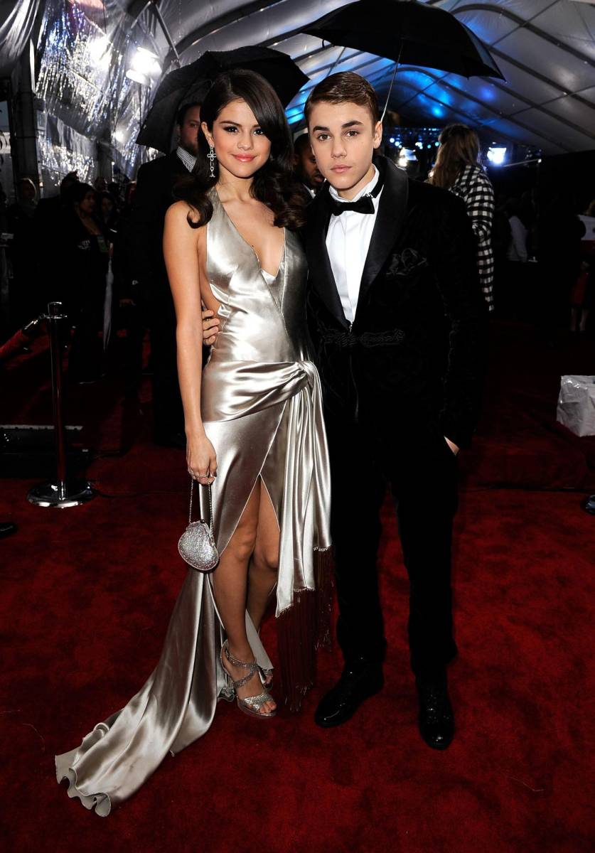 ¡No se puede hablar de los novios de Selena sin mencionar a Justin Bieber! El 31 de diciembre de 2009, Bieber le cantó en vivo a Gómez durante el Rockin’ Eve de Año Nuevo de Dick Clark. Un año después, comenzaron a salir y su romance, lleno de altibajos, se prolongó de manera intermitente hasta 2018. A lo largo de estos años, la pareja enfrentó numerosos desafíos, con rupturas y reconciliaciones frecuentes. A pesar de su amor evidente, las presiones de la fama y las diferencias personales finalmente llevaron a su separación definitiva.