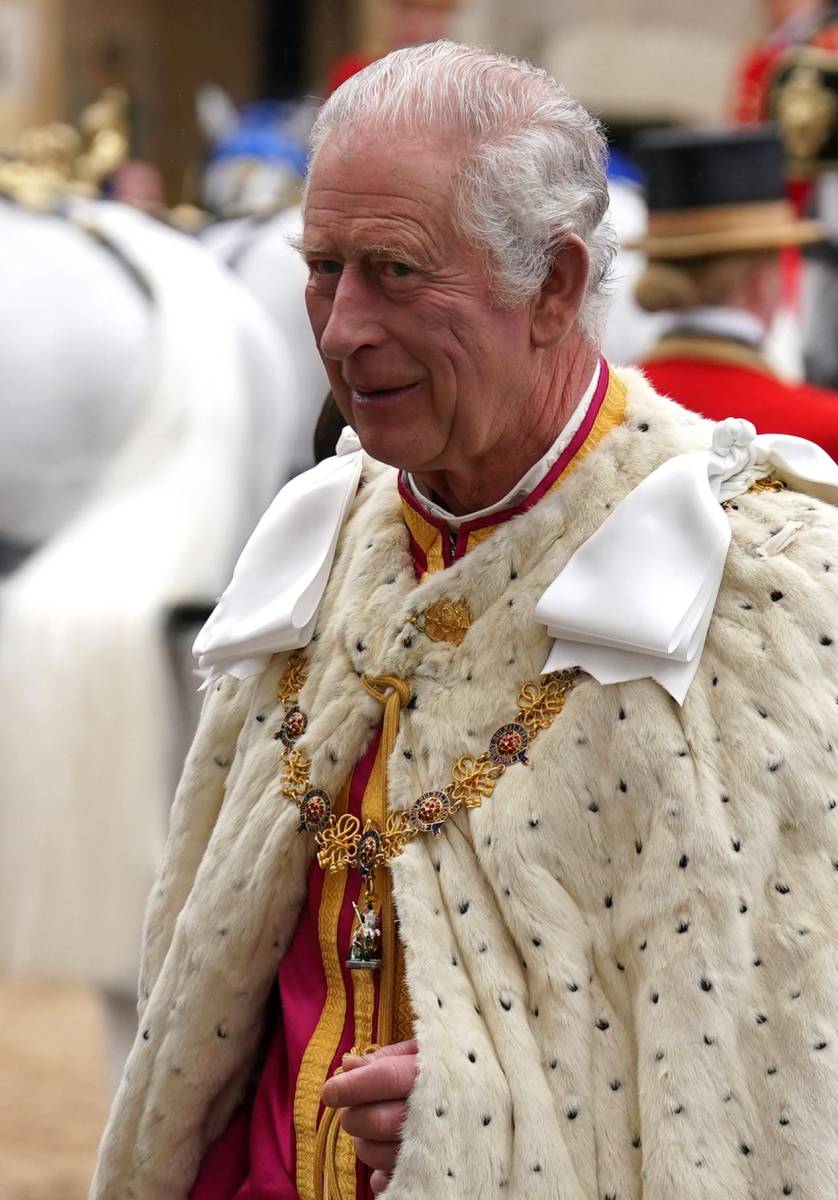 Muy sonriente el Rey Carlos III, lució el manto de armiño y terciopelo
