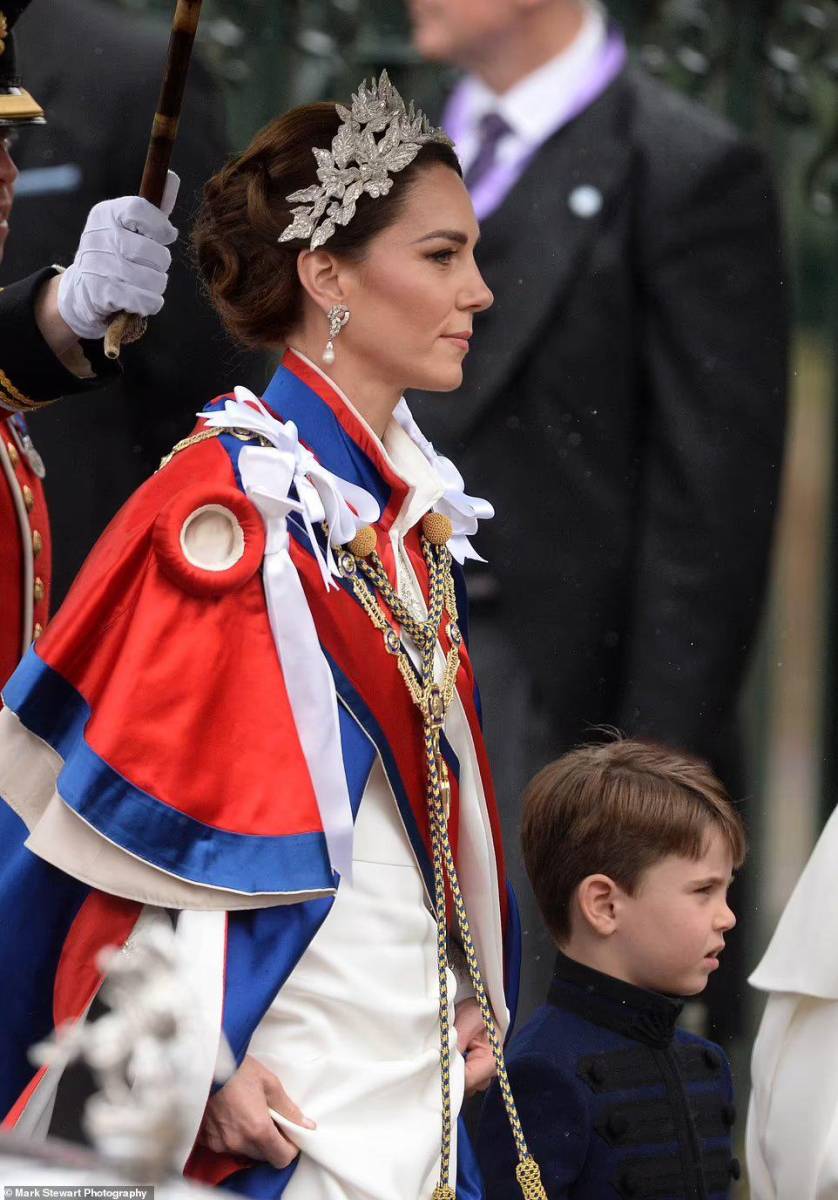 Kate también usó algunas joyas deslumbrantes: brilló con aretes de perlas y diamantes que pertenecieron a su difunta suegra, la princesa Diana