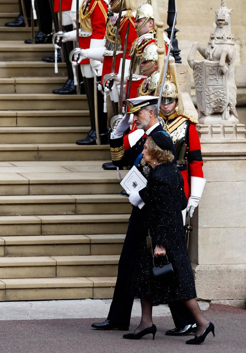 El rey Felipe de España y su madre, la reina Sofía, arriban a la capilla de St George (Photo by Jeff J Mitchell / POOL / AFP)