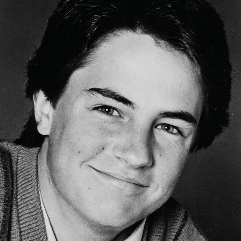  Su nombre completo era Matthew Langford Perry. Nació el 19 de agosto de 1969 en Plymouth, Massachusetts. Era hijo de Suzanne Marie Morrison, periodista canadiense, y John Bennett Perry, actor estadounidense
