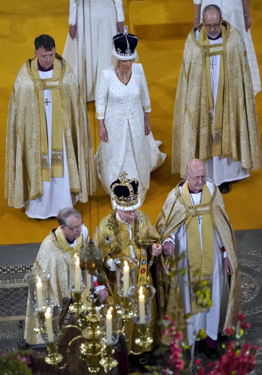 La reina consorte Camila desfila detrás del rey Carlos III al final de la ceremonia 