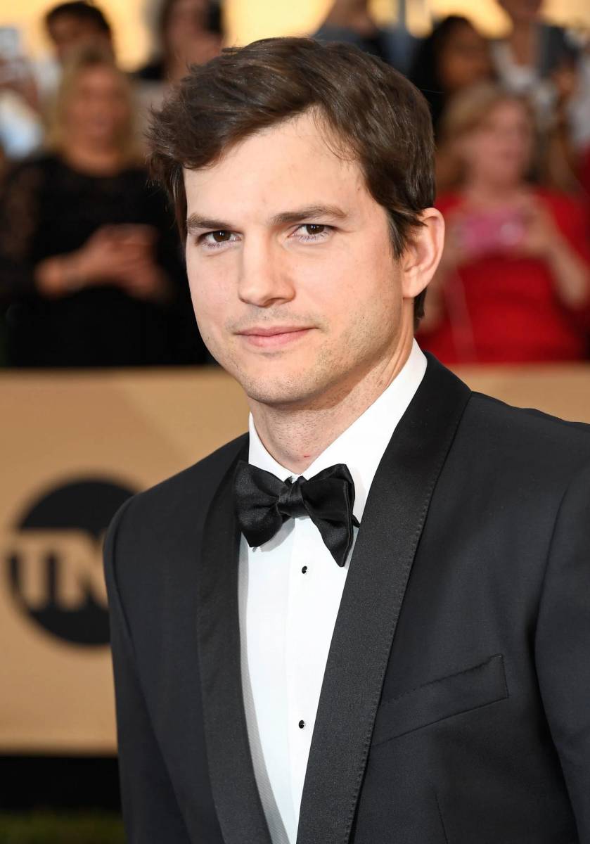Ashton Kutcher, en su etapa universitaria, trabajó de noche como limpiador en una fábrica de Pepsi/Quaker Oats. Barría cheerios y otros desechos del suelo de producción con el objetivo de costearse sus estudios, sin embargo, el actor abandonó la universidad y se dedicó a la moda y la actuación.
