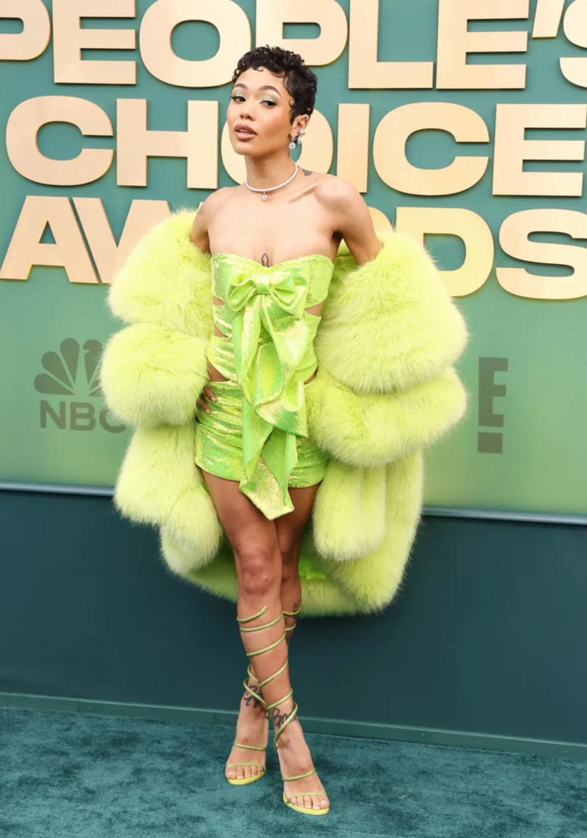 Coi Leray lució un arriesgado vestido verde lima de Alexandre Vauthier Couture, mismo que acompañó con un voluminoso abrigo de piel. 