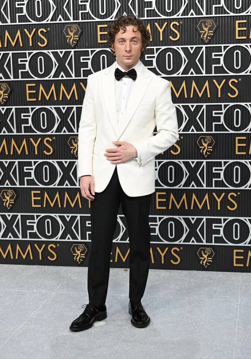 Jeremy Allen White en Armani. 