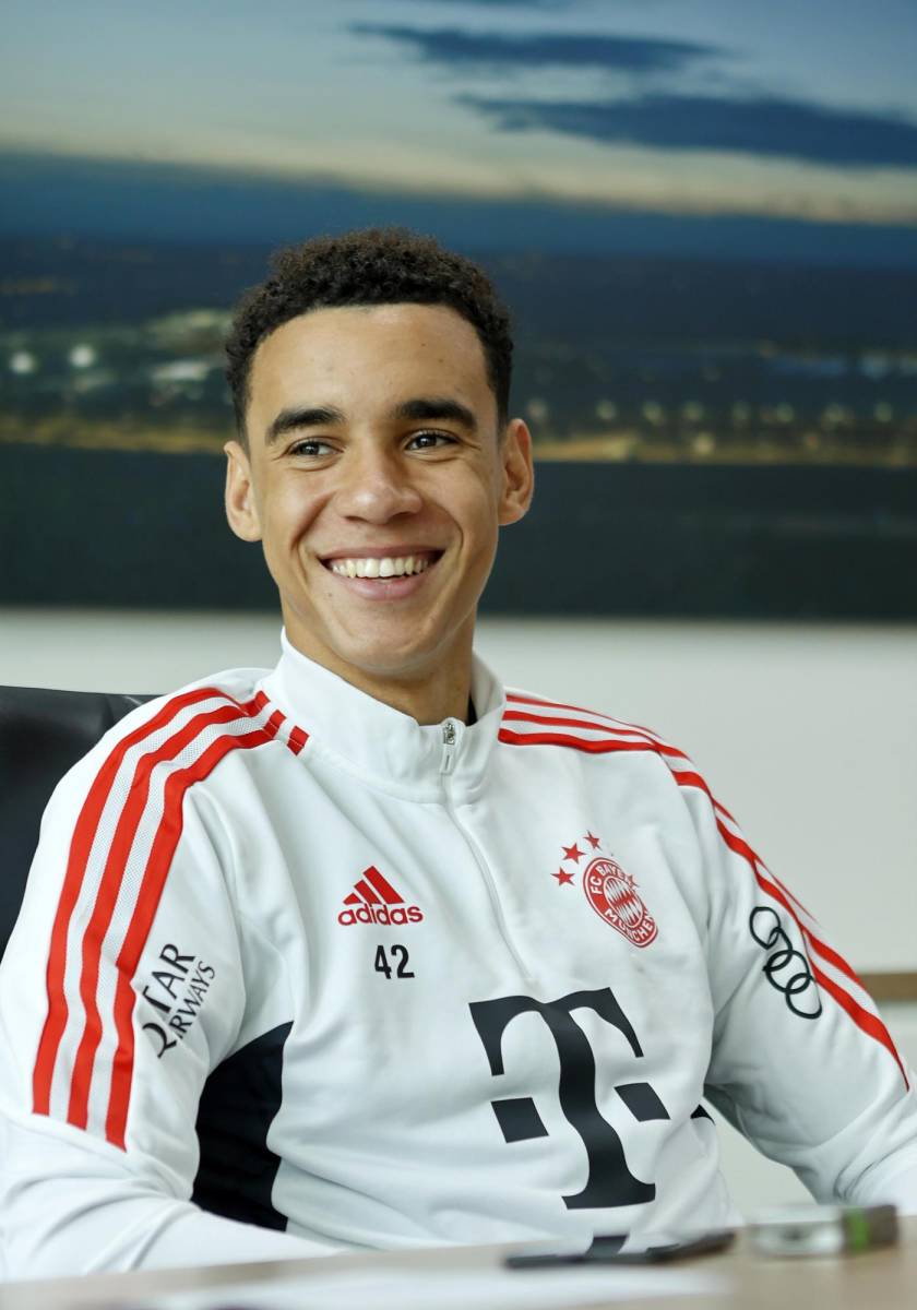 Jamal Musiala es un futbolista alemán que juega como centrocampista en el Bayern de Múnich de la Bundesliga. El jugador de 21 años ha logrado posicionarse en el corazón de muchas.