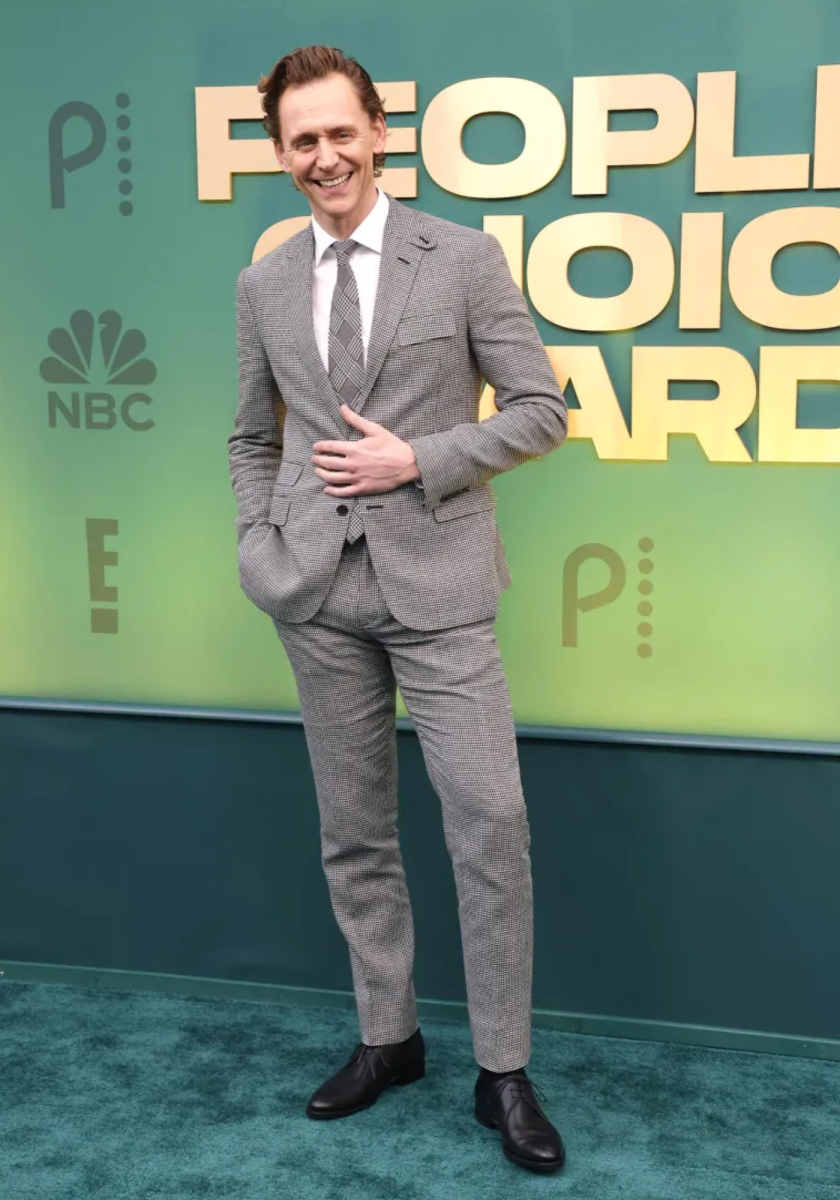 Tom Hiddleston vistió un traje gris de cuadros con corbata a juego.