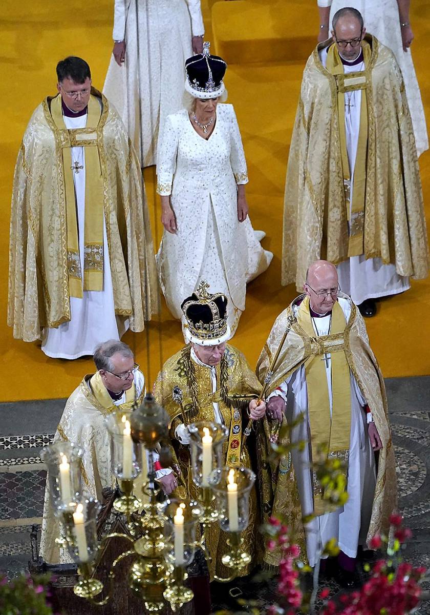 Camila de Gran Bretaña con una versión modificada de la corona de la reina María camina detrás del rey Carlos III de Gran Bretaña con la corona de San Eduardo en la cabeza durante la ceremonia de coronación dentro de la Abadía de Westminster en el centro de Londres 