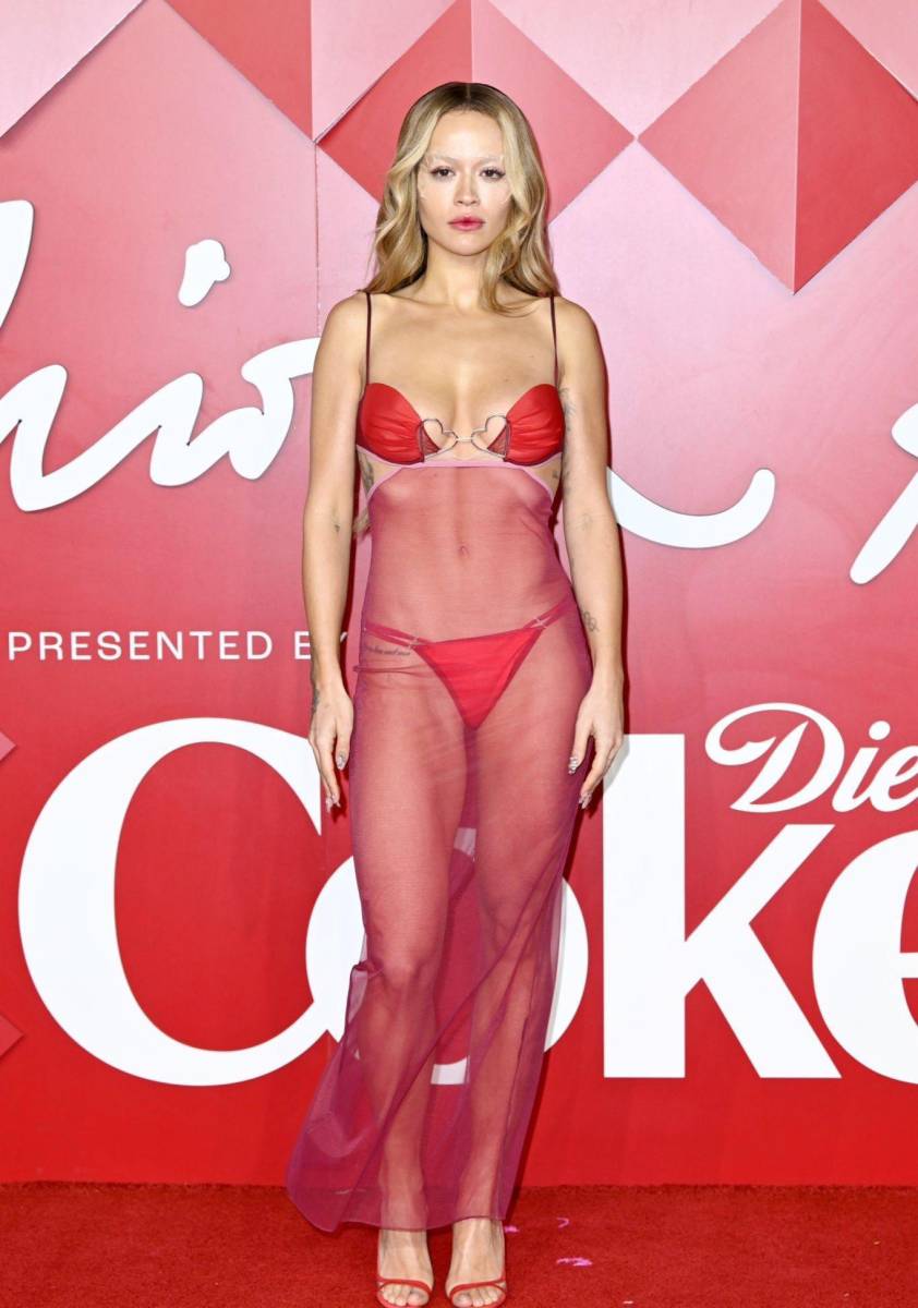 Rita Ora probó un conjunto de Nensi Dojaka.