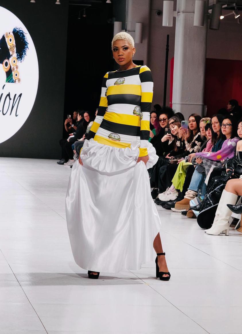 Moreira expresa su emoción al representar a la comunidad garífuna en una plataforma tan prestigiosa como la Semana de la Moda de Nueva York. Para ella, es un honor llevar su cultura a un escenario internacional y abrir nuevas puertas para su comunidad en el mundo de la moda.
