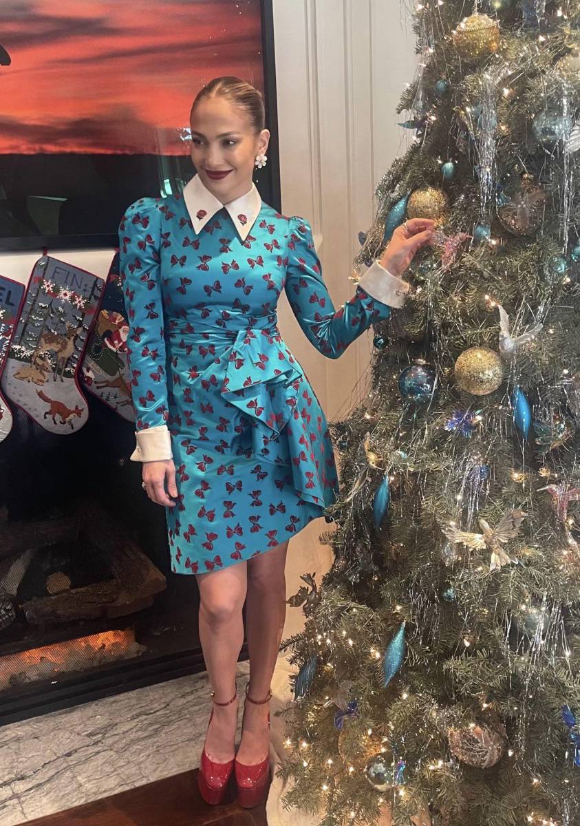 Jennifer López compartió esta imagen de ella feliz posando junto al árbol de Navidad.