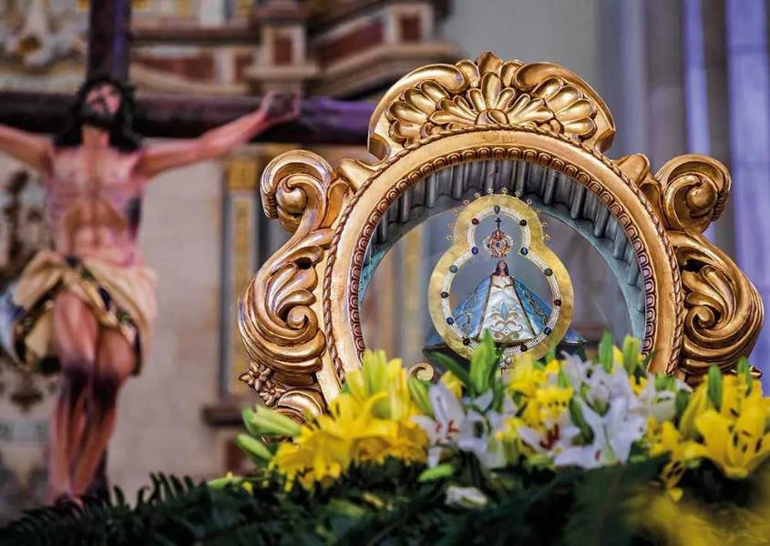 Todo está preparado para la celebración del 279º hallazgo de la Virgen de Suyapa, patrona de Honduras. Miles de devotos de todo el país se reúnen para expresar su gratitud y conmemorar esta fecha especial. En honor a su aniversario, te comparto la historia del descubrimiento de la Virgen de Suyapa.