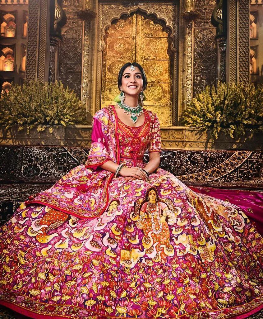 Las primeras joyas utilizadas como la señora Radhika Ambani fue una confección de diamantes, esmeraldas y perlas naturales de agua salada