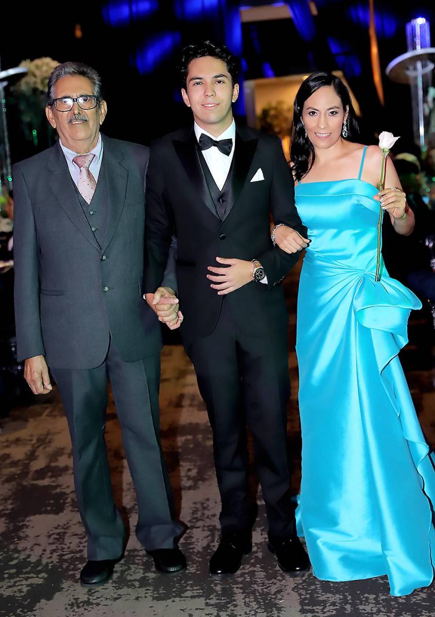 Myles Johan con sus padres Bernardo y Mayra Figueroa