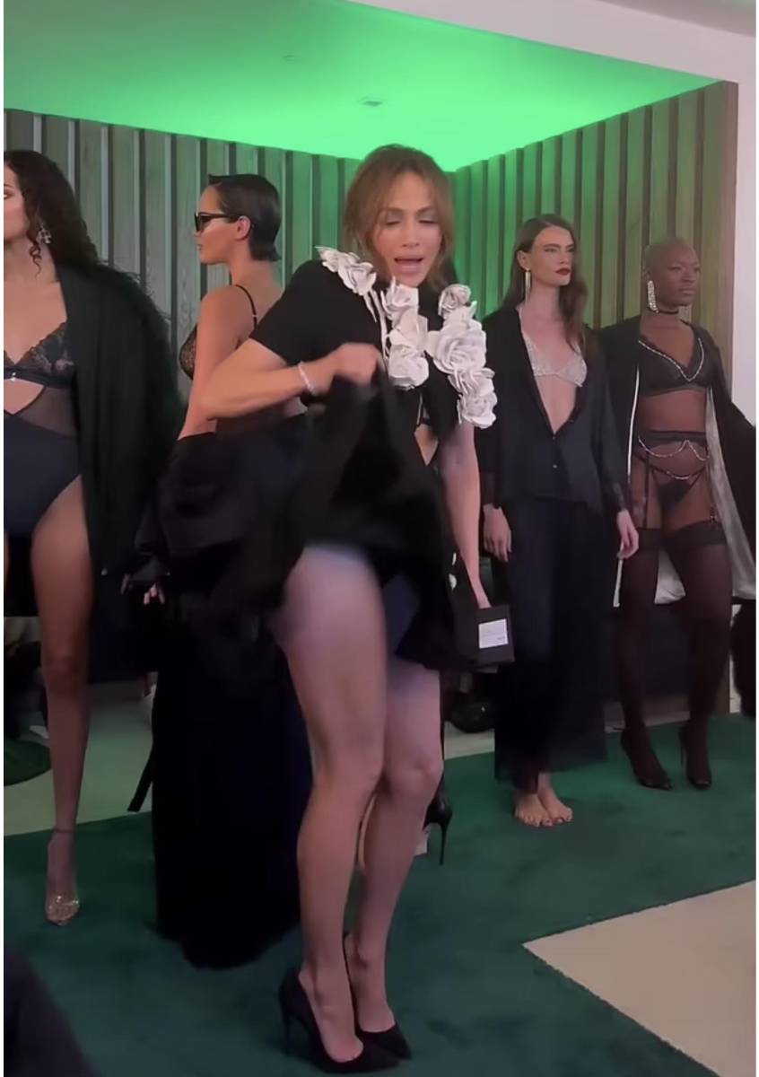 JLo sube su falda de forma provocativa en un evento, mostrando más de lo esperado.