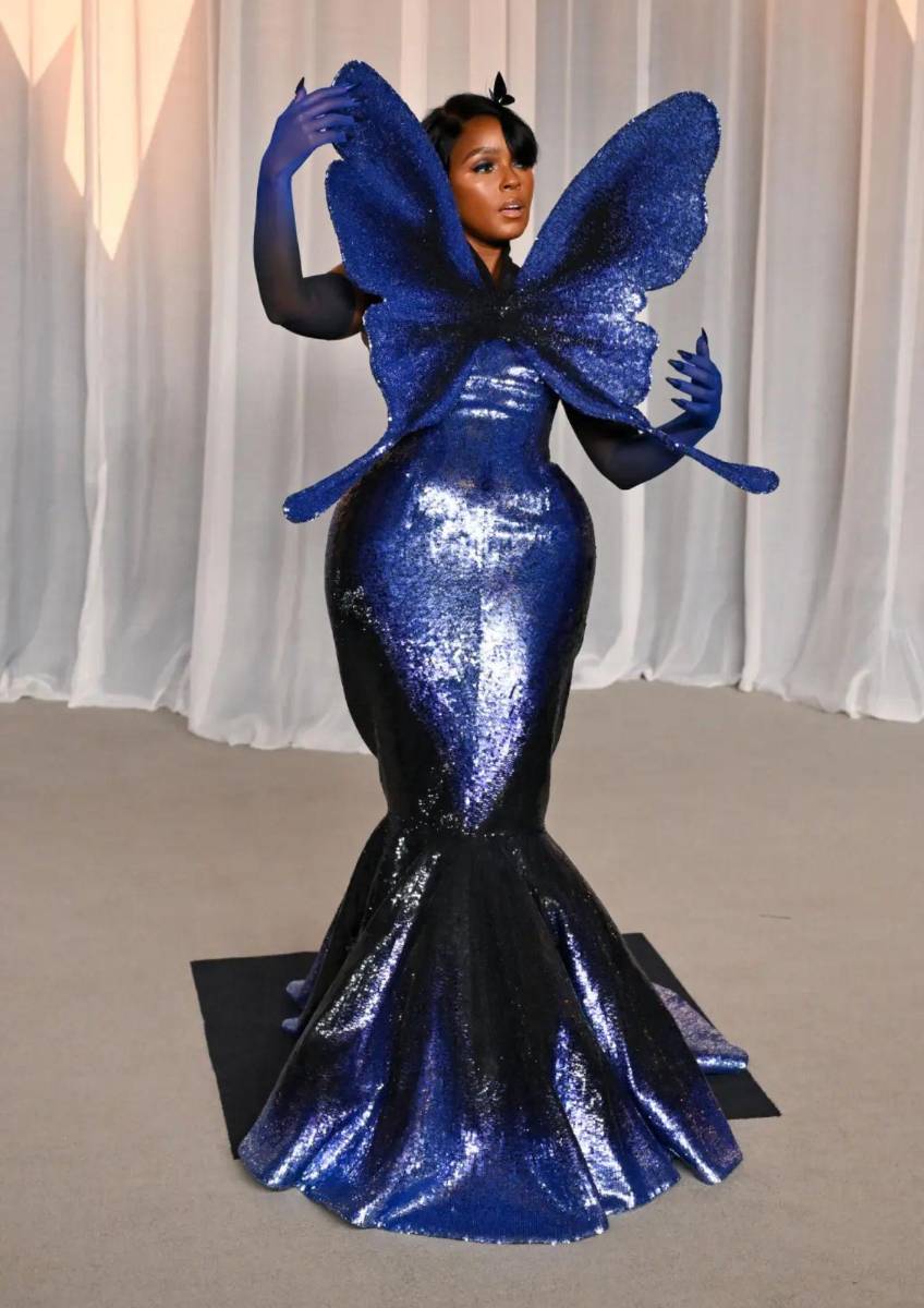 Janelle Monáe luce un diseño de alta costura de Robert Wun, con una silueta inspirada en las alas de una mariposa. 