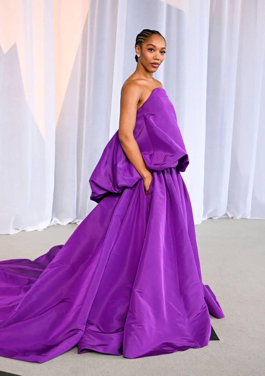 Naomi Ackie luce un diseño personalizado de Balenciaga, acompañado de joyería de Boucheron.