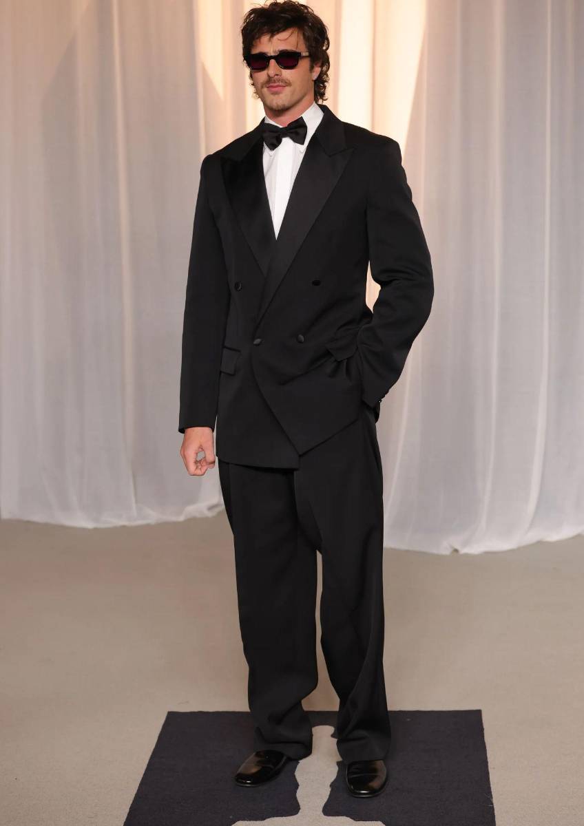Jacob Elordi luce un diseño de Bottega Veneta. 