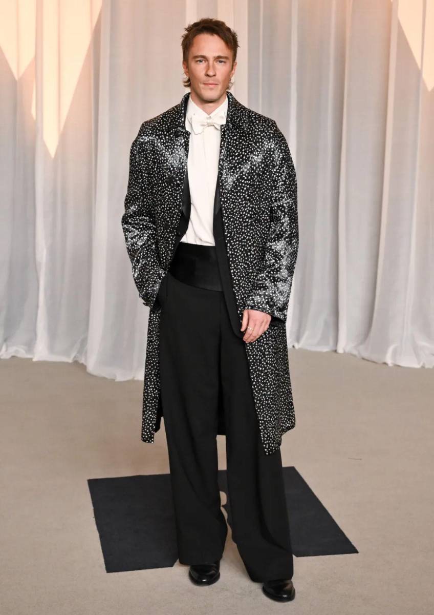 Drew Starkey luce un diseño de Dior Men para la primavera de 2027, con estilismo de Warren Alfie Baker.