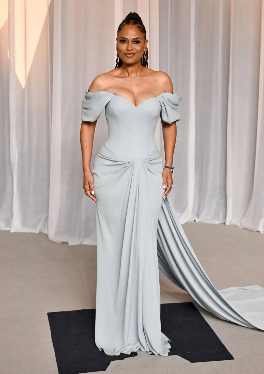 Ava DuVernay con un diseño exclusivo de Louis Vuitton, con estilismo de Katie Bofshever.