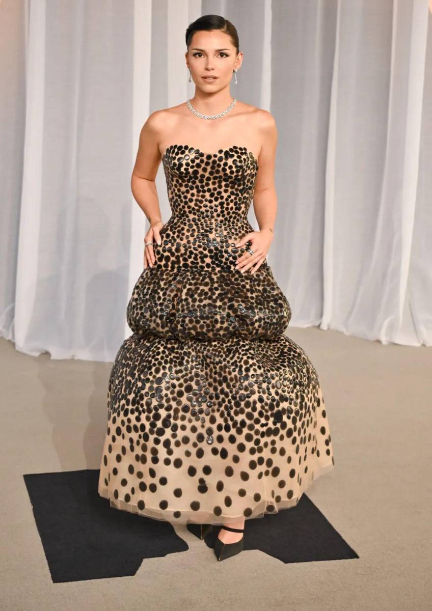 Inde Navarrette luce un diseño de alta costura de Schiaparelli para la colección otoño 2026, con estilismo de Enrique Meléndez.