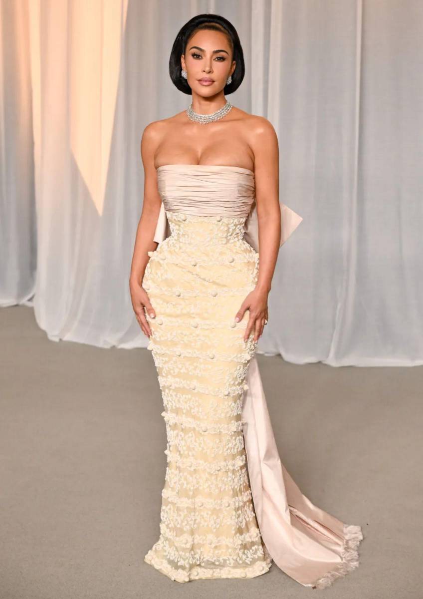 Kim Kardashian luce un diseño de Balenciaga de 1951, de archivo, con estilismo de Law Roach.