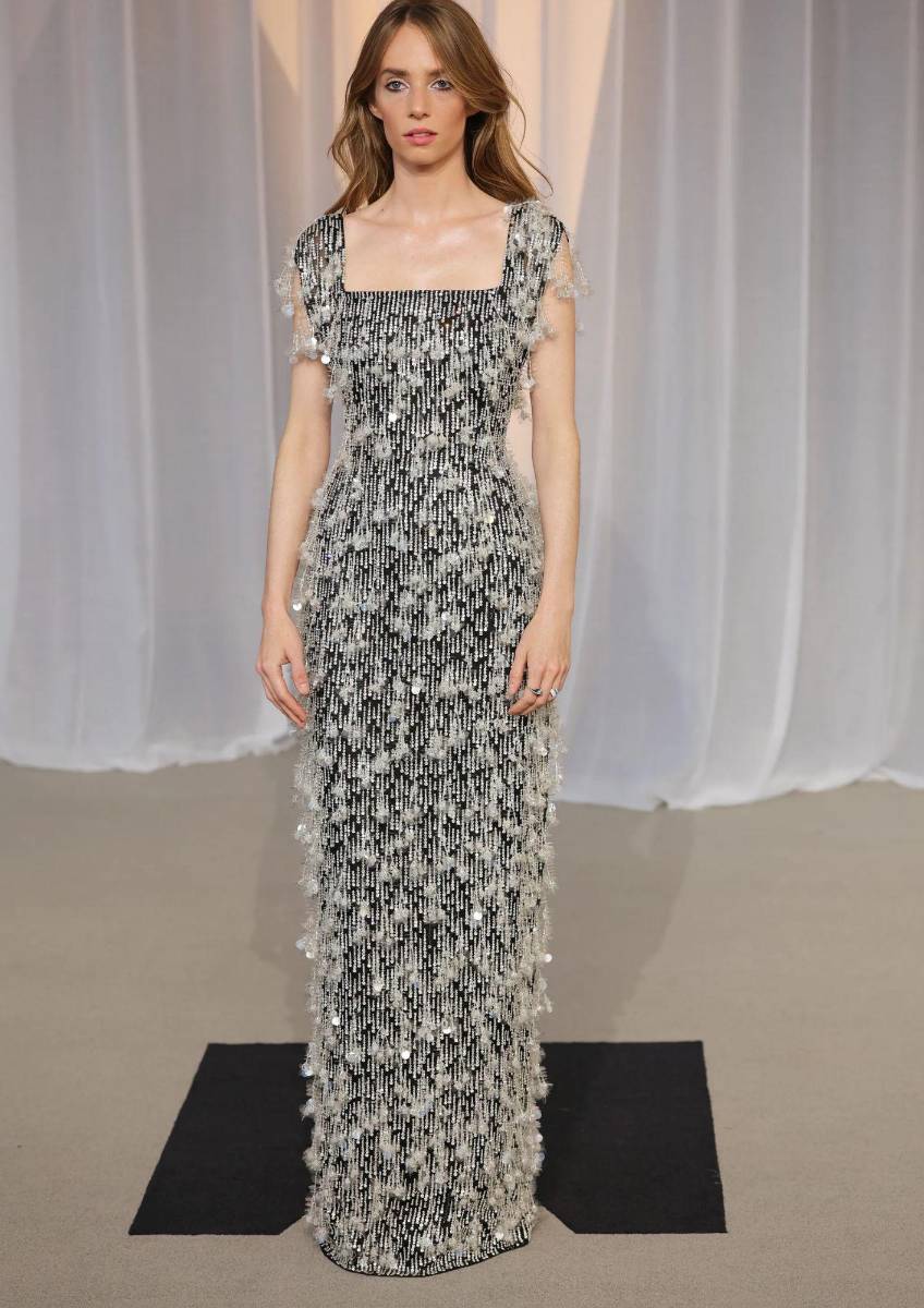 Maya Hawke luce un diseño de Prada. 