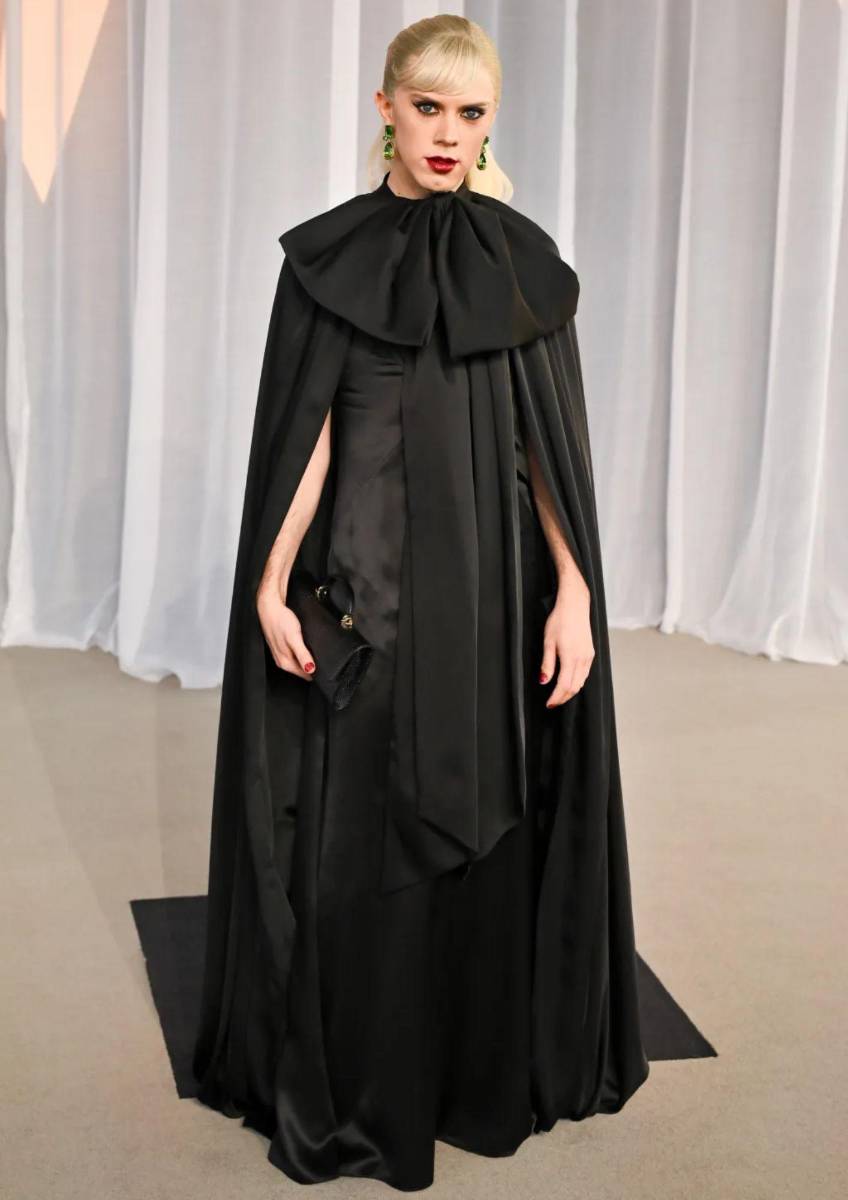 Cole Escola en Chanel.