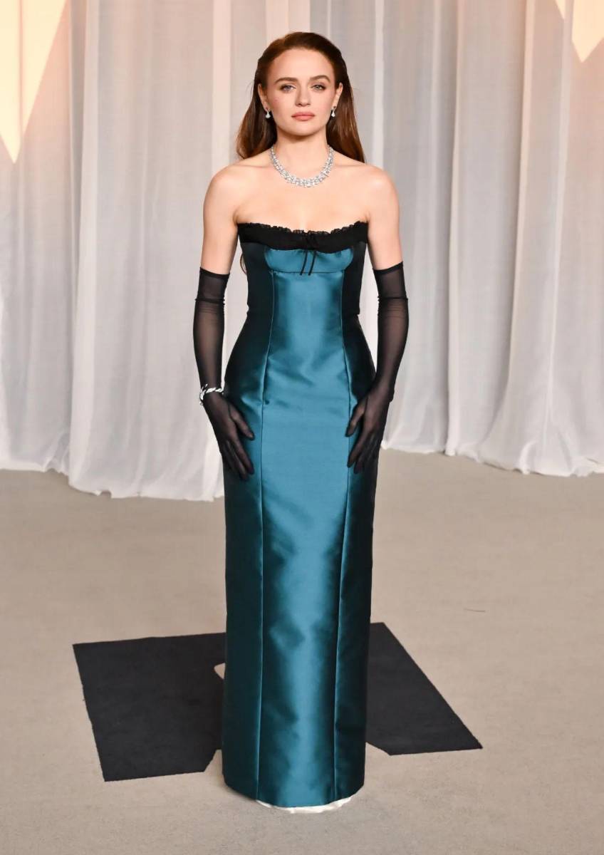 Joey King con un diseño exclusivo de Miu Miu, estilismo de Jared Eng.