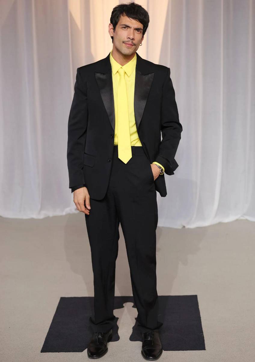 Diego Calva luce un diseño de Loewe. 