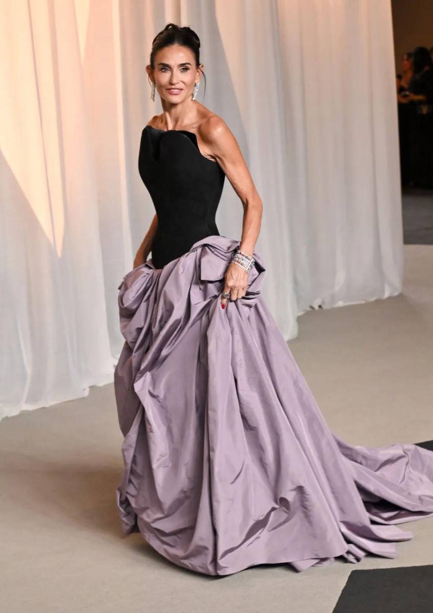 Demi Moore luce un diseño exclusivo de Standing Ground Couture, con estilismo de Brad Goreski.
