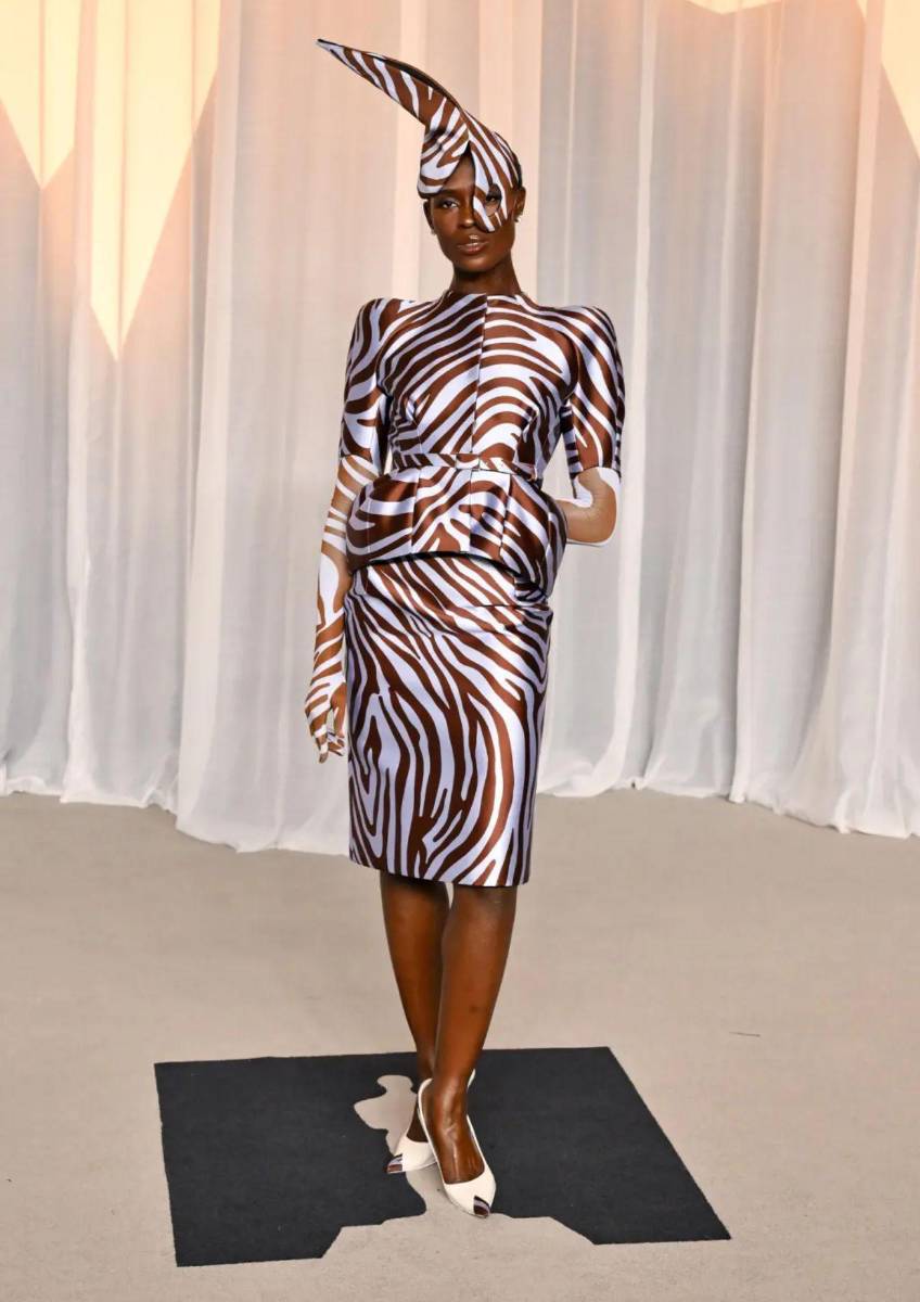 Jodie Turner-Smith luce un diseño estructurado de Mugler, perteneciente a la colección primavera-verano 2027.