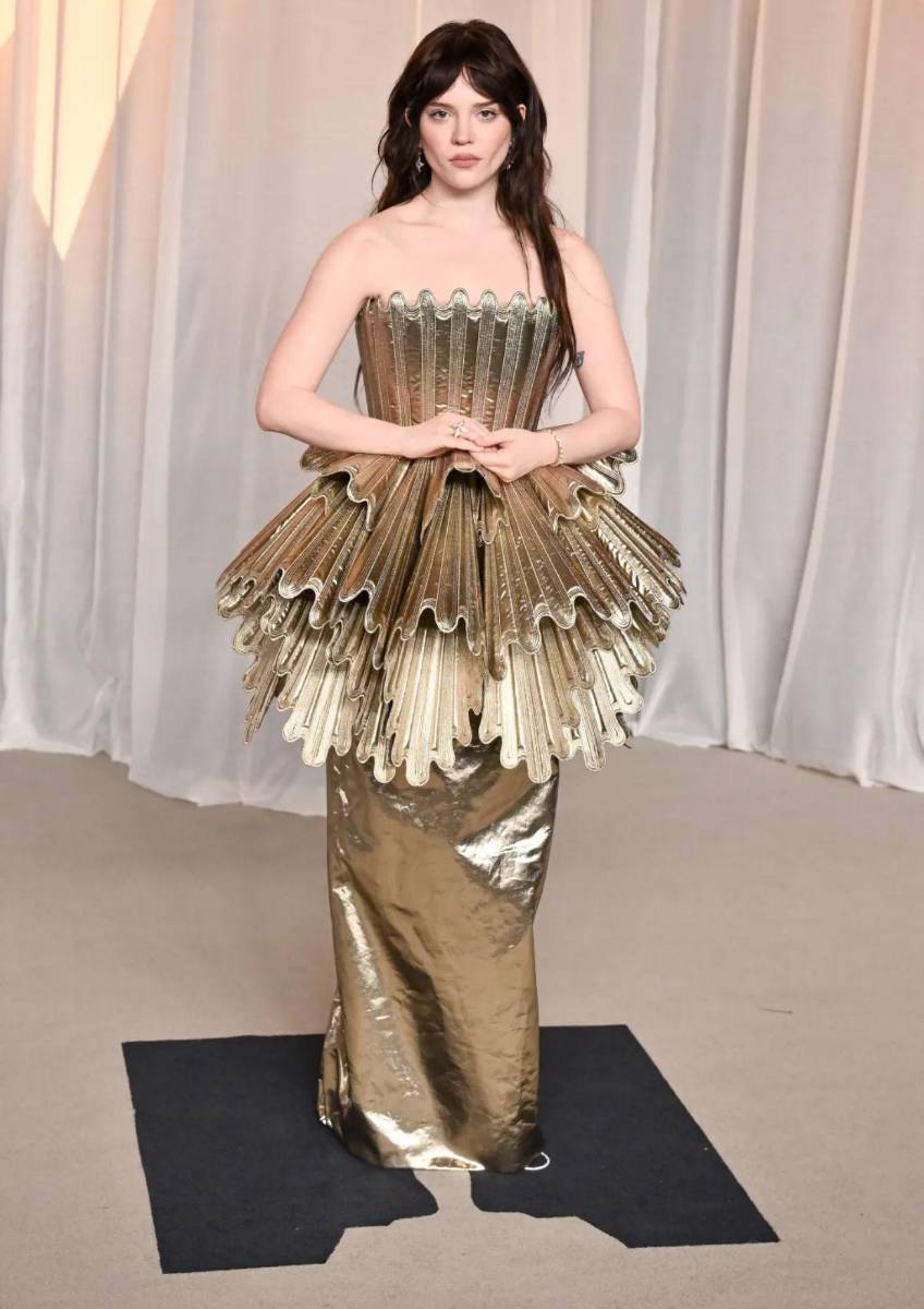 Sophie Thatcher con un diseño exclusivo de Louis Vuitton, con estilismo de Turner.