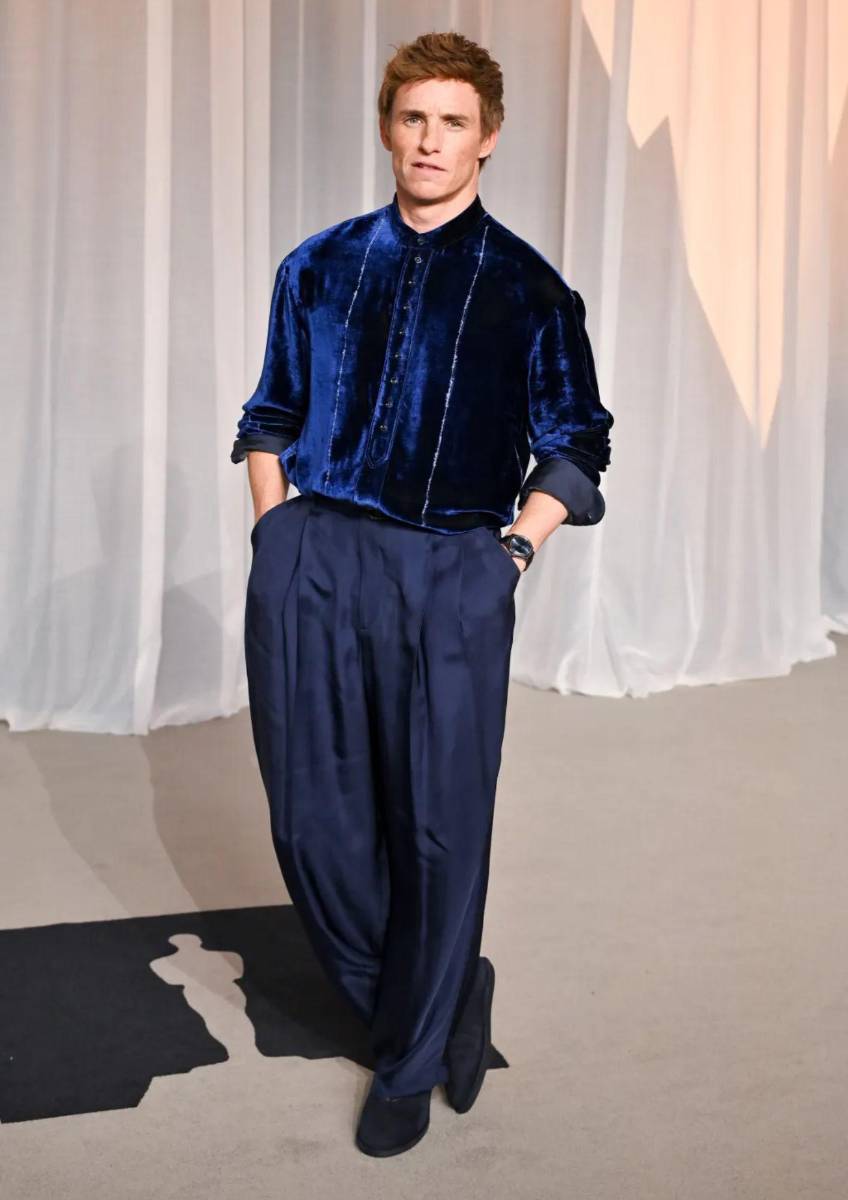 Eddie Redmayne con un diseño de Giorgio Armani para la temporada otoño 2026.